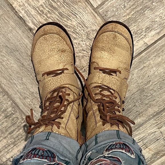 Gee WaWa cream crackle-leather combat boots - Picture 2 of 14
